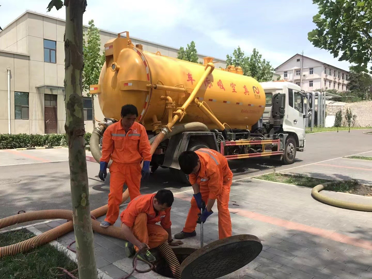 丰润管道疏通车停在窨井附近