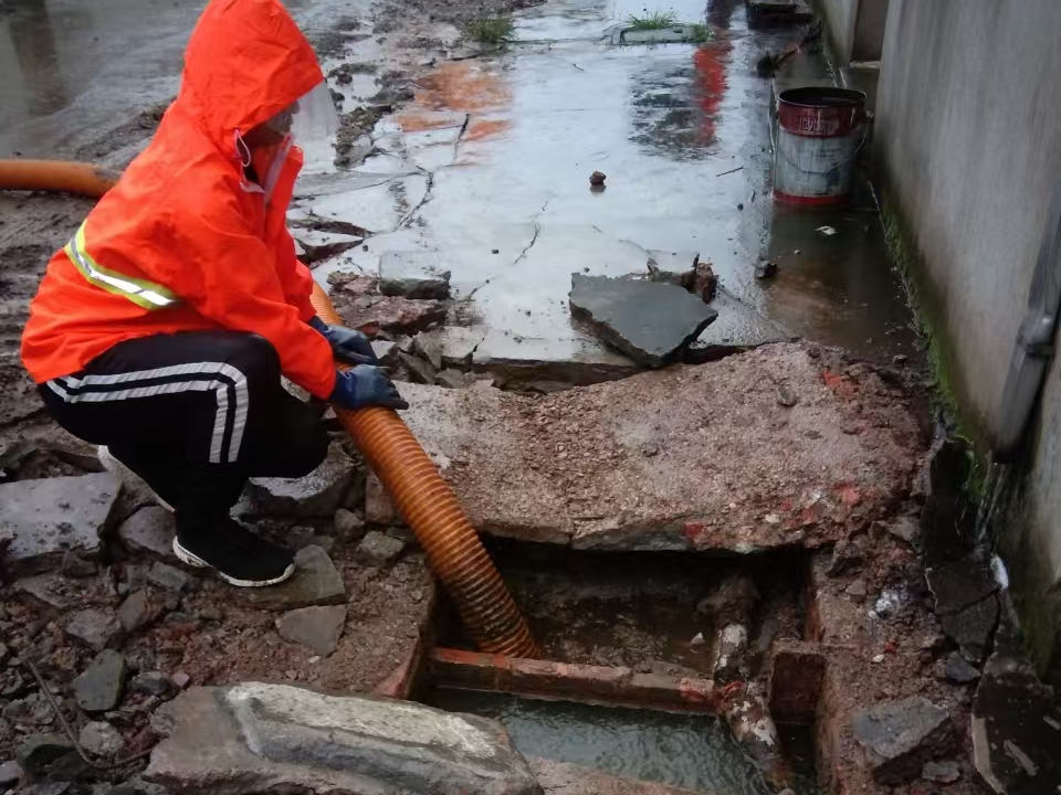 丰润专业清理污水池 炜誉市政以规范流程守护城市 “肠道”