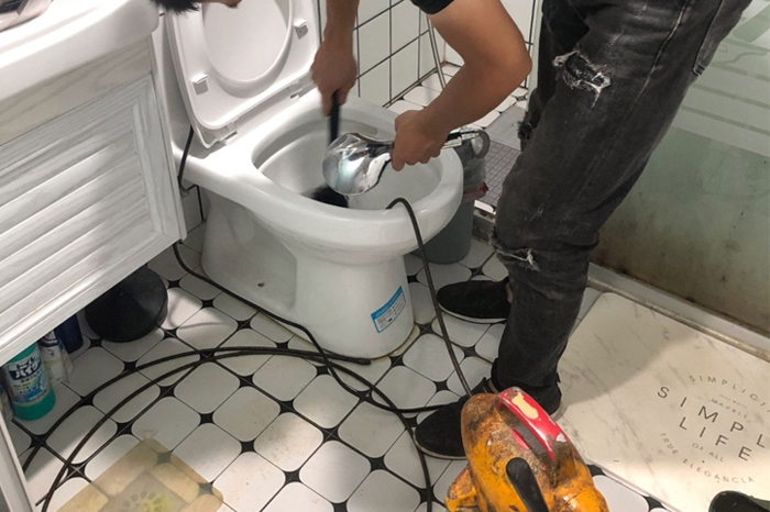 丰润马桶堵塞自己疏通还是找师傅?专业上门服务让你省时更省心